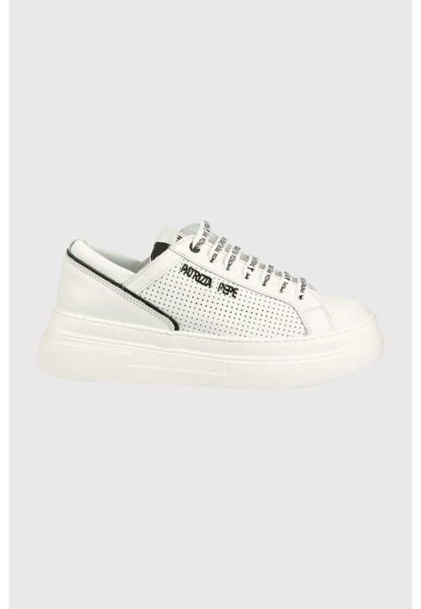 Patrizia Pepe sneakersy skórzane dziecięce kolor biały. Nosek buta: okrągły. Zapięcie: sznurówki. Kolor: biały. Materiał: skóra. Obcas: na platformie