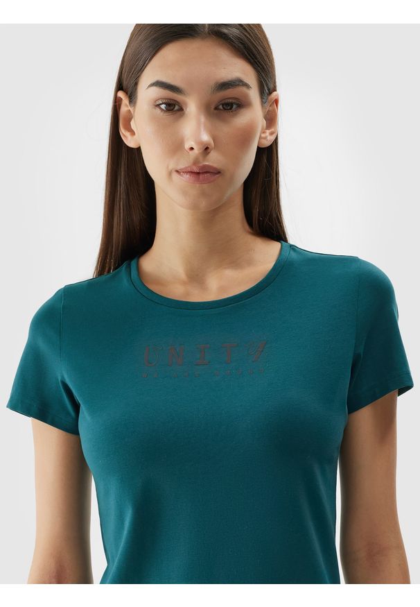 4f - T-shirt slim nadrukiem damski. Kolor: zielony. Materiał: bawełna, elastan. Wzór: nadruk