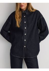 Reserved - Jeansowa koszula oversize - granatowy. Kolor: niebieski. Materiał: jeans