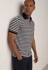 Born2be - Czarna Bawełniana Koszulka Polo w Paski w Stylu Casual Elunilla. Okazja: na co dzień. Typ kołnierza: polo. Kolor: czarny. Materiał: bawełna. Wzór: paski. Styl: casual #1