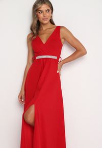 Born2be - Bordowa Sukienka Rozkloszowana Maxi z Paskiem w Cyrkonie i Wycięciem Neorise. Kolor: czerwony. Materiał: materiał. Wzór: aplikacja. Długość: maxi #2