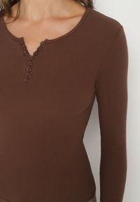 Born2be - Brązowa Prążkowana Bluzka z Bawełny z Długim Rękawem i Guziczkami Amendria. Okazja: na co dzień. Kolor: brązowy. Materiał: bawełna, prążkowany. Długość rękawa: długi rękaw. Długość: długie. Styl: casual #2