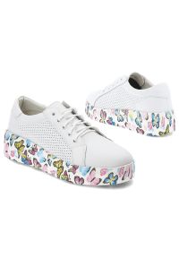 Białe Sneakersy Artiker Modne Obuwie Damskie Z Kolorową Podeszwą. Okazja: na co dzień. Kolor: biały. Materiał: materiał. Szerokość cholewki: normalna. Wzór: kolorowy #2