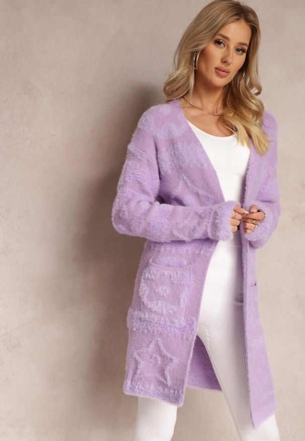 Renee - Fioletowy Długi Kardigan Puszysty Aborra. Kolekcja: plus size. Kolor: fioletowy. Materiał: dzianina, tkanina. Długość: długie. Wzór: aplikacja