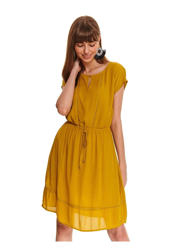 TOP SECRET - Sukienka z koronkowymi taśmami. Okazja: na co dzień. Kolor: żółty. Materiał: koronka. Wzór: aplikacja, haft. Styl: casual