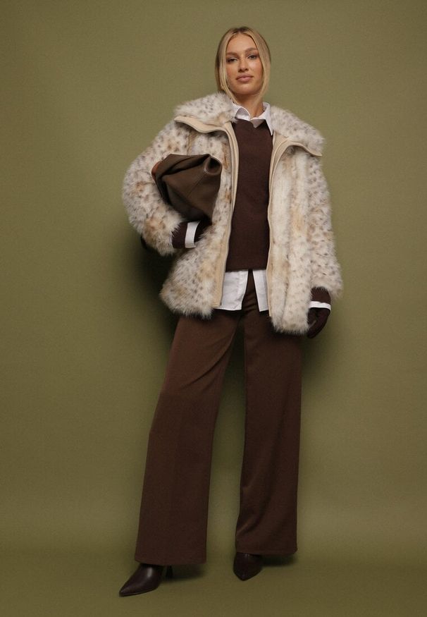 Born2be - Beżowa Kurtka Futerko na Suwak z Szerokim Kołnierzem Plinne. Okazja: do pracy, na co dzień, na spotkanie biznesowe. Typ kołnierza: golf. Kolor: beżowy. Materiał: futro. Styl: elegancki, biznesowy, klasyczny, casual