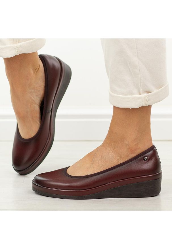 Bordowe skórzane półbuty damskie Vinceza 39987. Okazja: na co dzień. Nosek buta: okrągły. Kolor: czerwony. Materiał: skóra. Szerokość cholewki: normalna. Sezon: wiosna, jesień, lato. Obcas: na koturnie. Styl: casual, elegancki, klasyczny