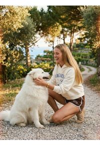 Sinsay - Dresowe szorty z kontrastową lamówką i napisem "Campania Italia, 1965" - brązowy. Kolor: brązowy. Materiał: dresówka. Wzór: napisy