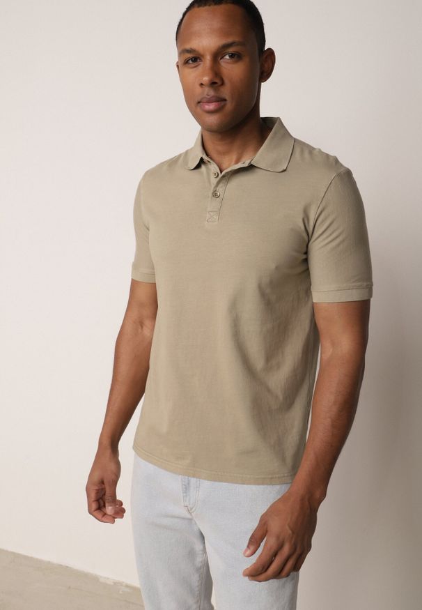 Born2be - Ciemnozielona Gładka Koszulka Polo o Klasycznym Kroju Sinopea. Okazja: do pracy, na co dzień, na spotkanie biznesowe. Typ kołnierza: polo. Kolor: zielony. Materiał: jeans. Wzór: gładki. Styl: klasyczny