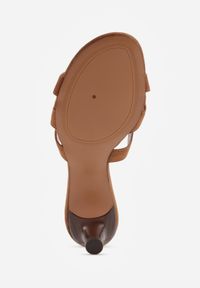 Renee - Jasnobrązowe Klapki na Kaczuszce VICES Ozdobione Geometryczną Cholewką Nedanoire. Okazja: na randkę, na spacer. Kolor: brązowy. Wzór: geometria, aplikacja. Obcas: na szpilce. Styl: boho. Wysokość obcasa: średni #5