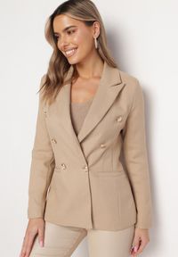 Born2be - Ciemnobeżowa Taliowana Marynarka Dwurzędowa z Biżuteryjnymi Guzikami Koroi. Kolor: beżowy. Wzór: aplikacja #4