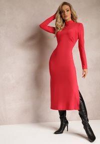 Renee - Czerwona Sukienka Midi z Marszczeniem i Rozcięciem Vangia. Kolor: czerwony. Wzór: aplikacja. Długość: midi