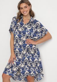 Born2be - Granatowa Pudełkowa Sukienka Koszulowa z Wiskozy w Ornamentalny Print Vanisse. Okazja: na co dzień. Kolor: niebieski. Materiał: wiskoza. Długość rękawa: krótki rękaw. Wzór: nadruk. Sezon: wiosna, lato. Typ sukienki: koszulowe. Styl: casual #1