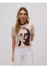 Reserved - T-shirt z nadrukiem - beżowy. Kolor: beżowy. Materiał: bawełna. Wzór: nadruk #1