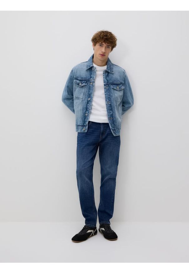 Reserved - Jeansy slim z efektem sprania - granatowy. Kolor: niebieski