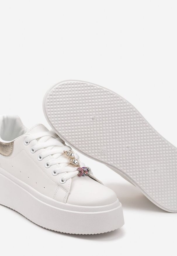 Renee - Biało-Złote Sneakersy z Cyrkoniami na Sznurówkach z Platformą Nomiji. Nosek buta: okrągły. Zapięcie: sznurówki. Kolor: biały. Materiał: jeans. Obcas: na platformie. Wysokość obcasa: niski