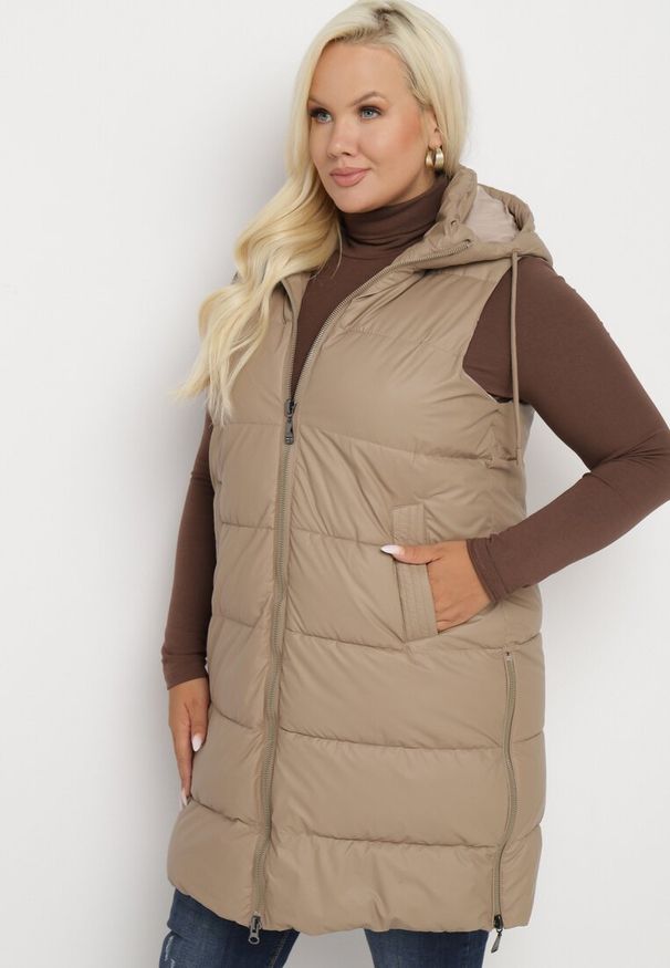 Born2be - Beżowa Pikowana Kamizelka z Kapturem na Suwak i Napy Timella. Okazja: na co dzień, na spacer. Typ kołnierza: kaptur. Kolekcja: plus size. Kolor: beżowy. Materiał: jeans, tkanina. Wzór: aplikacja. Styl: klasyczny, casual, elegancki