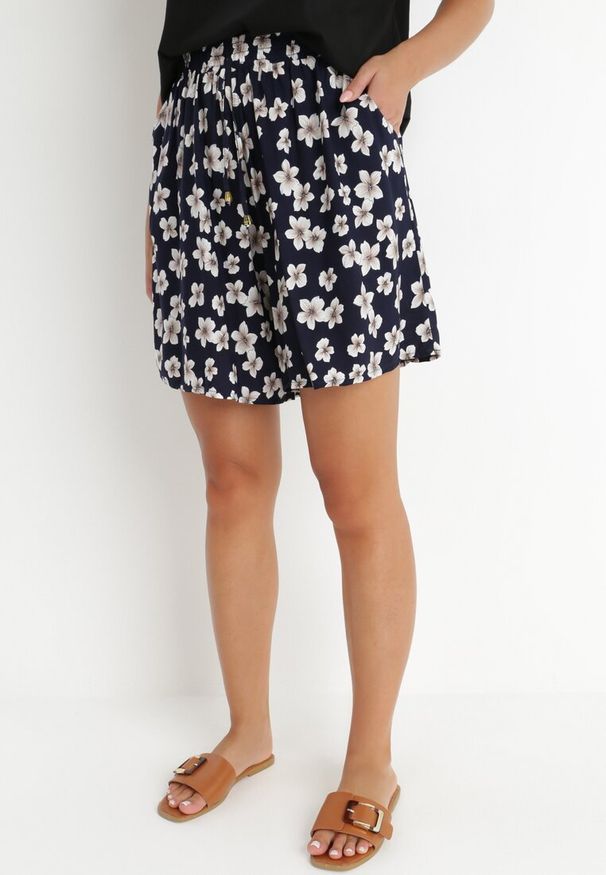 Born2be - Granatowe Szorty Luźne Zerlaivo. Stan: podwyższony. Kolor: niebieski. Materiał: wiskoza, tkanina. Wzór: gładki, aplikacja, kwiaty, nadruk