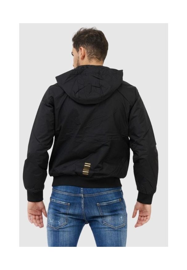 EA7 Emporio Armani - EA7 Czarna kurtka męska ze złotymi zamkami. Typ kołnierza: kaptur. Kolor: czarny. Materiał: polar. Wzór: aplikacja