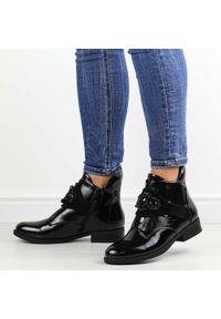 Czarne lakierowane botki damskie S.Barski 42-021. Okazja: na co dzień. Nosek buta: okrągły. Kolor: czarny. Szerokość cholewki: normalna. Wzór: aplikacja. Materiał: lakier, skóra. Sezon: zima, jesień. Obcas: na obcasie. Styl: klasyczny, casual, elegancki. Wysokość obcasa: niski #1