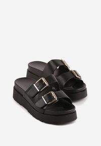 Renee - Czarne Klapki na Platformie Ozdobione Metalicznymi Klamrami Galisiphe. Kolor: czarny. Wzór: aplikacja. Sezon: wiosna, lato. Obcas: na platformie #7
