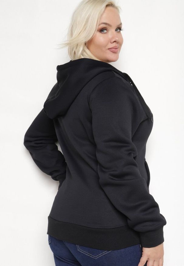 Born2be - Czarna Rozpinana Bluza z Kapturem i Bawełną Ozdobiona Sznurkami Selinae. Okazja: na co dzień. Typ kołnierza: kaptur. Kolekcja: plus size. Kolor: czarny. Długość: długie. Wzór: aplikacja. Materiał: bawełna. Długość rękawa: długi rękaw. Styl: klasyczny, elegancki, casual
