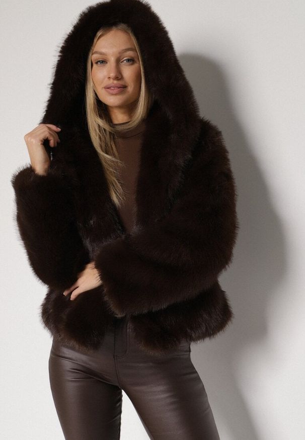 Born2be - Brązowa Kurtka Futrzana z Nieodpinanym Kapturem Vetirire. Okazja: na co dzień. Kolor: brązowy. Materiał: futro. Styl: elegancki, casual