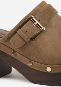 Renee - Zielone Klapki Chodaki na Słupku z Cholewką z Nitami i Paskiem z Klamerką Jinnor. Kolor: zielony. Materiał: zamsz. Wzór: ażurowy, haft. Sezon: lato. Obcas: na słupku. Styl: boho, rockowy. Wysokość obcasa: średni #6