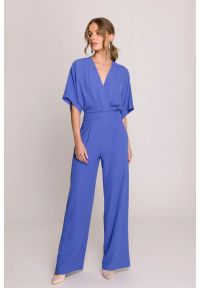 Stylove - Elegancki kombinezon damski z kopertowym dekoltem niebieski. Okazja: na ślub cywilny, na wesele, na imprezę. Kolor: niebieski. Typ sukienki: kopertowe. Styl: elegancki
