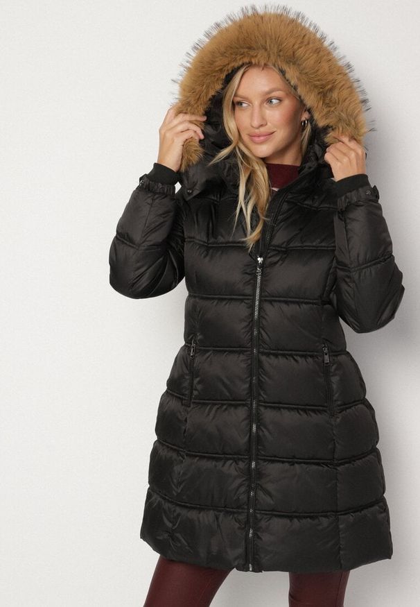 Born2be - Czarna Długa Kurtka Pikowana z Kapturem z Futrem z Możliwością Odpięcia Feneia. Okazja: na co dzień. Typ kołnierza: kaptur. Kolor: czarny. Materiał: futro. Długość: długie. Styl: casual