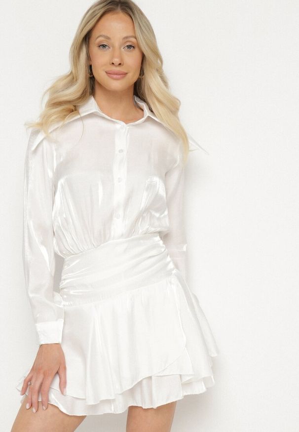 Born2be - Biała Sukienka z Wiskozy o Koszulowym Kroju z Falbankami Liova. Typ kołnierza: kołnierz z falbankami. Kolor: biały. Materiał: wiskoza. Typ sukienki: koszulowe
