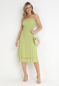 Born2be - Zielona Wiskozowa Sukienka Midi o Dopasowanym Fasonie Ilynn. Typ kołnierza: dekolt kwadratowy. Kolor: zielony. Materiał: wiskoza. Długość rękawa: na ramiączkach. Długość: midi #3