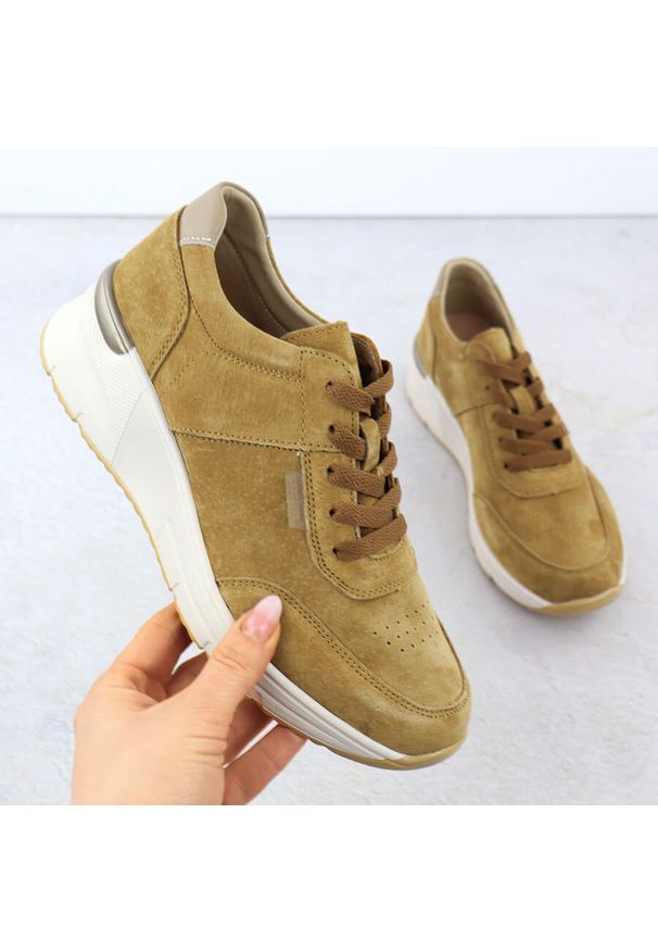 Skórzane sneakersy na koturnie zamszowe camel Sergio Leone SP104. Okazja: na co dzień. Materiał: skóra. Obcas: na koturnie. Styl: sportowy, casual