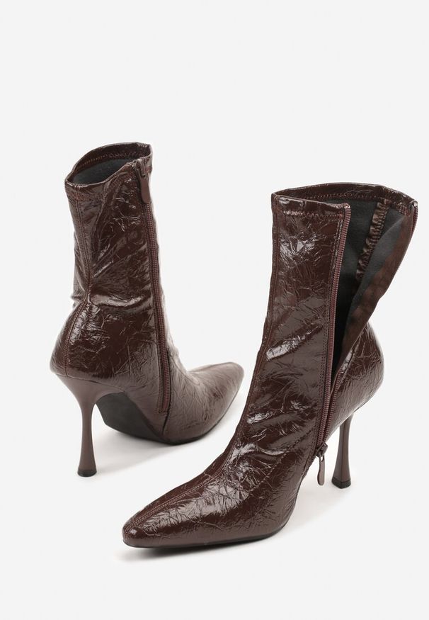 Born2be - Brązowe Eleganckie Botki Vices na Szpilce z Tłoczoną Cholewką do Kostki Tedvire. Okazja: do pracy, na spotkanie biznesowe. Kolor: brązowy. Materiał: jeans. Szerokość cholewki: normalna. Sezon: jesień. Obcas: na szpilce. Styl: elegancki. Wysokość obcasa: średni