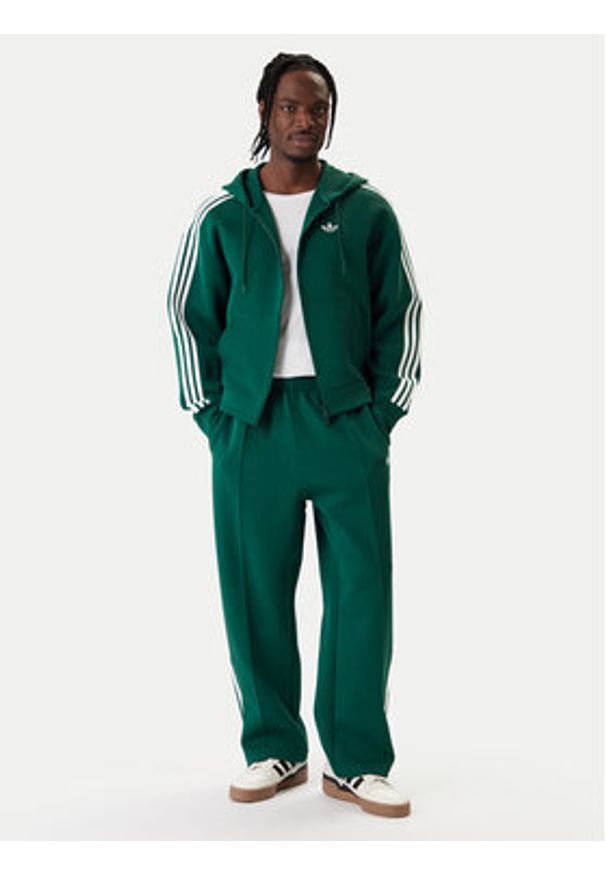 Adidas - adidas Spodnie dresowe adicolor Spacer Track KD4088 Zielony Baggy Fit. Kolor: zielony. Materiał: bawełna. Sport: turystyka piesza