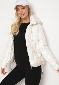 Born2be - Biała Pikowana Kurtka z Odpinanym Kapturem Wydłużonym Tyłem i Ściągaczami Zinonia. Okazja: na co dzień. Kolor: biały. Materiał: skóra, wełna, jeans, polar. Sezon: zima, jesień. Styl: elegancki, casual, sportowy #2