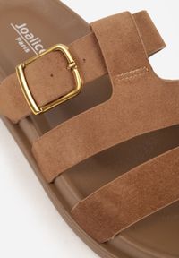 Born2be - Jasnobrązowe Klapki z Geometryczną Cholewką i Klamrą z Boku Endrita. Okazja: na co dzień. Kolor: brązowy. Wzór: geometria. Styl: casual, klasyczny #6