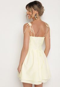 Born2be - Żółta Bawełniana Sukienka Vices w Rustykalnym Stylu z Wiązaniem Fenavira. Okazja: na co dzień. Kolor: żółty. Materiał: bawełna. Długość rękawa: na ramiączkach. Wzór: aplikacja. Styl: casual #6