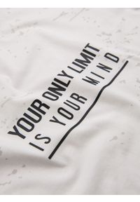 Ombre Clothing - Męski t-shirt z nadrukiem i okrągłym dekoltem – biały V1 - Rozmiar: XL. Okazja: na co dzień. Kolor: biały. Materiał: bawełna, materiał, dzianina. Długość rękawa: krótki rękaw. Długość: krótkie. Wzór: nadruk. Styl: sportowy, casual #7