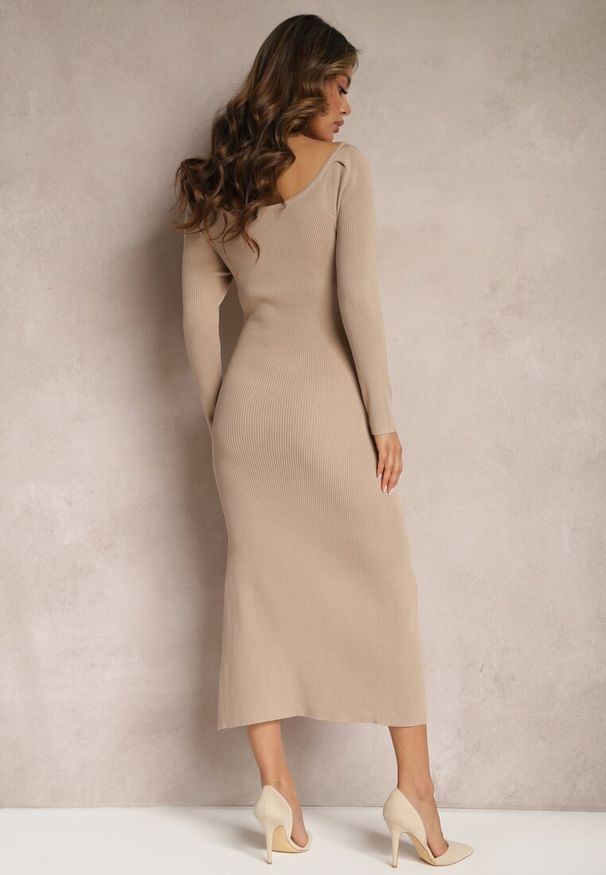 Renee - Beżowa Dopasowana Sukienka Ozdobiona Wycięciem na Brzuchu i Cyrkoniami Odia. Kolor: beżowy. Wzór: aplikacja. Styl: wizytowy, elegancki. Długość: midi