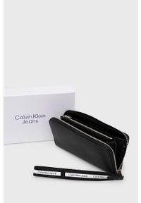 Calvin Klein Jeans portfel damski kolor czarny. Kolor: czarny. Materiał: materiał. Wzór: gładki #2