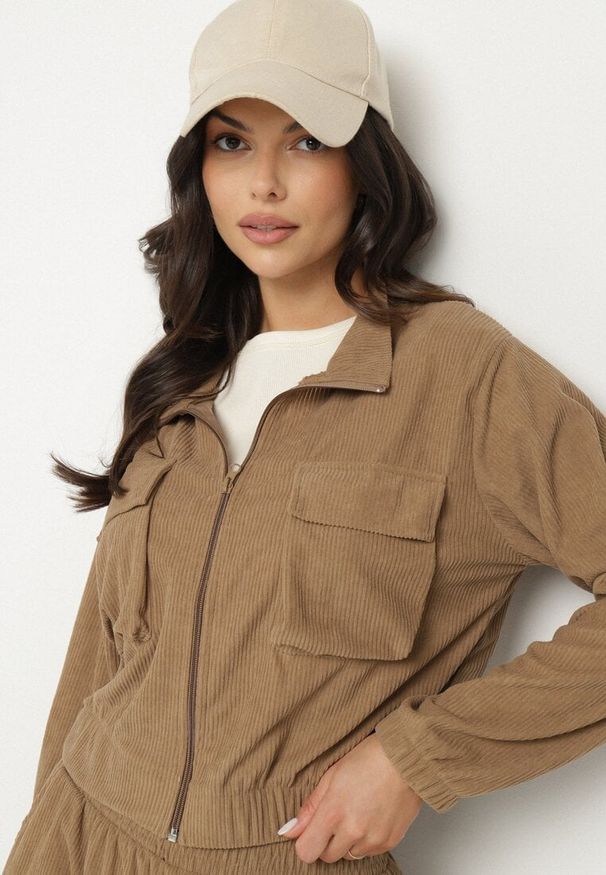 Born2be - Jasnobrązowy Komplet Dresowy w Stylu Cargo Bluza ze Stójką i Szerokie Spodnie Arritarra. Kolor: brązowy. Materiał: dresówka