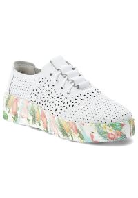 Półbuty damskie Artiker, cholewka ze skóry naturalnej perforowana konstrukcja z klasycznym sznurowaniem podwyższona podeszwa o dekoracyjnej strukturz. Okazja: na co dzień. Zapięcie: sznurówki. Kolor: biały. Materiał: skóra. Szerokość cholewki: normalna. Wzór: kwiaty, ażurowy. Sezon: lato. Sport: turystyka piesza #1