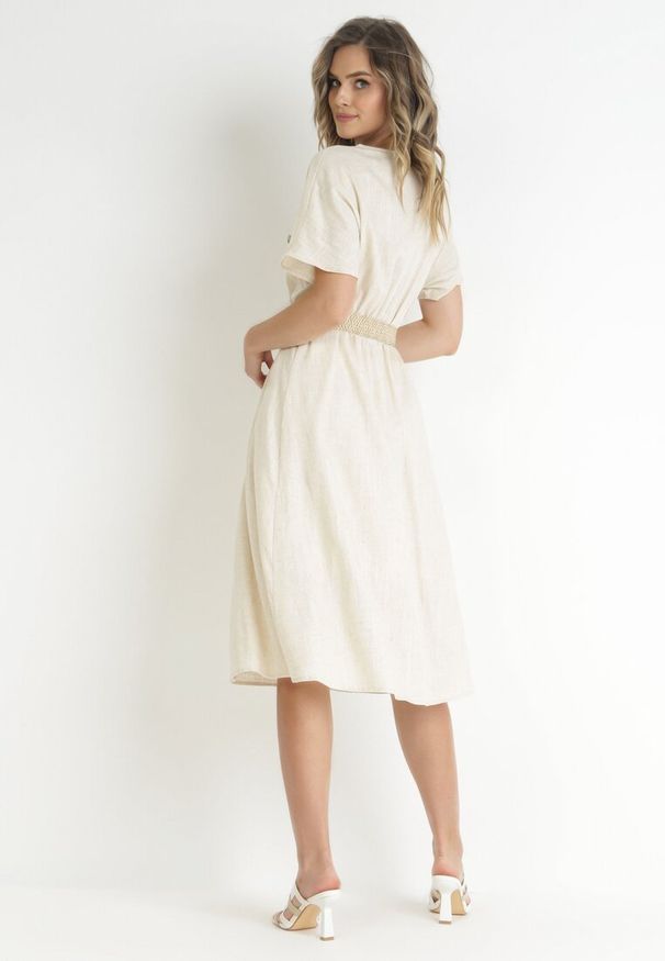 Born2be - Beżowa Bawełniana Sukienka Midi z Gumką w Pasie i Paskiem z Klamerką Daylia. Kolor: beżowy. Materiał: bawełna. Sezon: wiosna, lato. Długość: midi