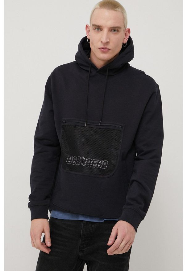 DC bluza męska kolor granatowy z kapturem z nadrukiem. Okazja: na co dzień. Typ kołnierza: kaptur. Kolor: niebieski. Materiał: dzianina. Wzór: nadruk. Styl: casual