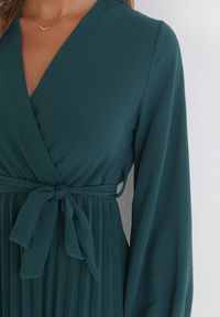 Born2be - Ciemnozielona Sukienka Mesyre. Okazja: na randkę, do pracy. Typ kołnierza: dekolt w kształcie V. Kolor: zielony. Materiał: materiał. Typ sukienki: kopertowe, plisowane. Długość: midi #3