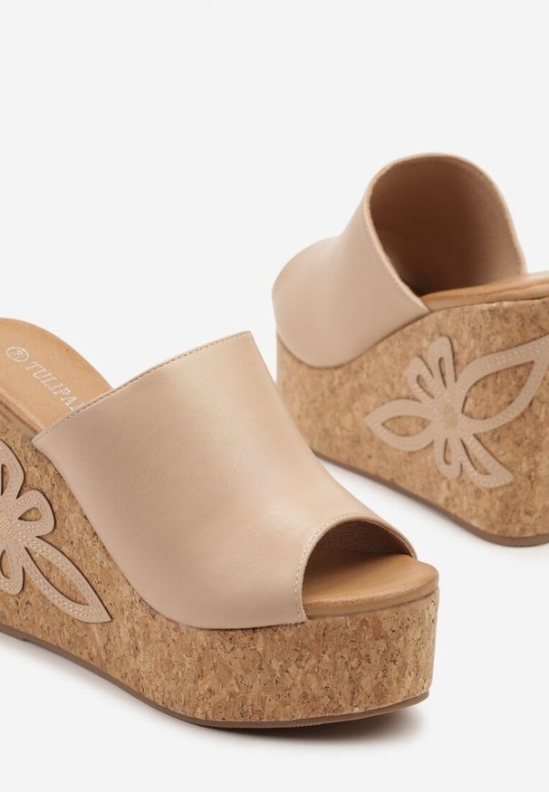 Renee - Beżowe Klapki na Koturnie z Ozdobnym Kwiatem Rinovera. Okazja: na co dzień. Kolor: beżowy. Materiał: jeans. Wzór: kwiaty. Sezon: lato. Obcas: na koturnie. Styl: elegancki, casual
