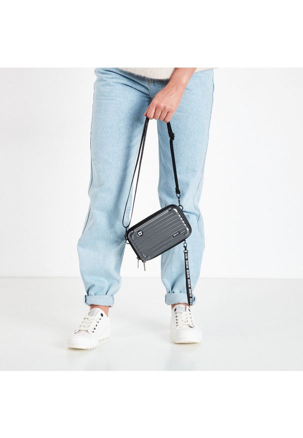 Big Star Accessories - Torebka damska Big Star, z tworzywa syntetycznego o ryflowanej strukturze z dwoma zamkami błyskawicznymi regulowanym paskiem na ramię, szara, GG57416. Kolor: szary. Styl: casual. Rodzaj torebki: na ramię