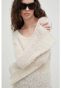 By Malene Birger sweter Pelira damski kolor beżowy lekki. Kolor: beżowy. Materiał: bawełna. Długość rękawa: długi rękaw. Długość: długie. Wzór: ze splotem. Styl: klasyczny #4