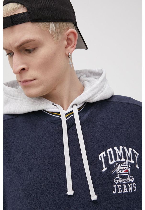 Tommy Jeans Bluza męska kolor granatowy z kapturem z aplikacją. Okazja: na co dzień. Typ kołnierza: kaptur. Kolor: niebieski. Materiał: materiał, włókno, dzianina. Wzór: aplikacja. Styl: casual